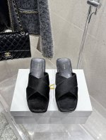 顶级版本 Therow最新款厚底拖鞋 来自美国的年轻品牌，这不用多说，是近两年最火之一的品牌，春夏的季节就要到了 凉鞋我感觉即将要爆火！无论是配牛仔裤，亚麻腿裤
