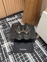 25Ss春夏新款chanel小香爱心链条人字夹脚凉拖鞋人字拖孩就是夏天的标配 经典的人字拖居然能做到这么好看 香奶奶的穿皮链条果然很不一般！就有这种慵懒又富贵的
