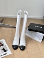 Chanel 24B小香经典骑士靴 永恒的经典 鞋柜里常青的系列单品 一般碰到这个类型的靴子可以多入哦～ 具有名媛气质 又带着一丝不经意的小复古 小小圆头拼接设