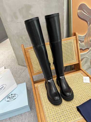 冲量价: Prada普拉达顶级版本松糕厚底口袋三角标 原版1:1定制，众多网红上脚，这款鞋，注塑三角字母luogo工艺，今年非常爆，弹力靴 穿上休闲运动两不失误