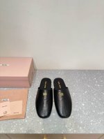 Miu Miu 24Ss 秋冬系列穆勒鞋 懒人拖鞋 Miu真的太少女啦，第一眼看到这个鞋子就有种软绵绵的感觉，简单而带点复古气息随意搭配都好看！以极简风格为主，