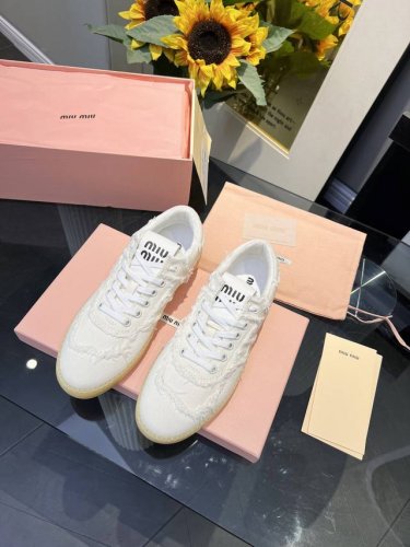 高品质出厂 MiuMiu 缪缪ss24 new arrival～最新款｜德训运动鞋设计像一堆破布头子，缝缝补补又三年的感觉 纯手工制作流苏 这是一款复古做旧流苏