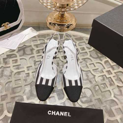 Chanel香奈儿小香 24P走秀款金典凉鞋 超级无敌美的一双夏日凉鞋，布面比皮质更年轻时髦些。上脚对女生太友好，妥妥的加分神器 鞋面：原版定制布面 内里：羊皮