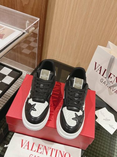 华伦天奴 Valentino 早秋新款星星鞋上线啦！王鹤棣任嘉伦好多明星都穿过，谁能拒绝和王鹤棣同款情侣鞋呢！星星直戳我心设计又酷又辣，鞋子的材质是牛皮，每一个