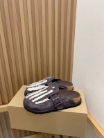 Birkenstock 勃肯骨头包头半拖 这款经典的包头半拖采用优雅的大金属扣。舒适且易于穿着。半精致的鞋垫的衬里覆盖着柔软的光滑皮革，与鞋子的颜色相匹配。鞋面