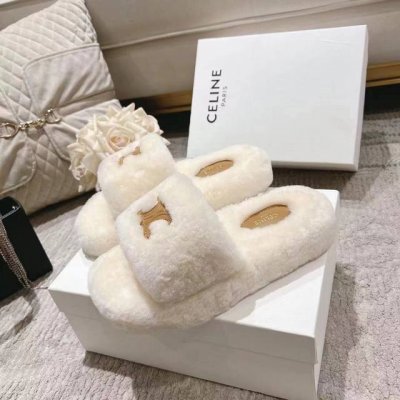 Celine 塞琳 24 春夏新品羊毛拖鞋 这一季的赛琳又让我重新爱了它一次！ 这季节美鞋太多这款毛拖 真的是让我无法自拔真太可爱了～ 毛茸茸的羊毛是选用欧洲进
