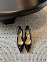 顶级版本 Dior 迪奥 25 春夏走秀尖头单鞋CD明星同款时尚尖头珍珠字母logo五金扣高跟单鞋 市面顶级高端版本材质:原版定制进口牛漆皮鞋面+水染羊皮内里垫