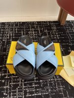 代购级 Fendi芬迪 Diagonal系列 Ff 老花 一字 交叉 厚底凉鞋 拖鞋 原版购入开发 做货 宽衬垫带凉鞋。防滑橡胶鞋底。纤薄邮差包，棕色Ff提花和