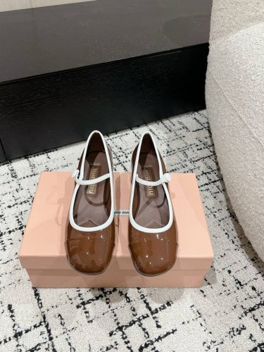 Miu Miu 缪缪 25 早春新品 专柜主打最新走秀款 珍珠扣复古玛丽珍粗跟单鞋火爆上新！ 缪家高货 顶级工艺打造精品质感 无敌舒适 绝对是一见钟情款！时尚百