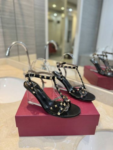 Valentino 2024新款 最新铆钉元素 夏季晶莹剔透干净清新 经典铆钉简约大气 鞋面垫脚羊皮。水晶透明鞋跟高:8.5厘米 -真皮鞋底 -码数35-39