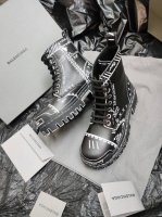 Balenciaga 巴黎世家新款strike系列马丁靴 颠覆了以往马丁靴重、硬、磨脚的缺点 采用原版同步头层牛皮，上脚舒适 个性帅气的的同时 不失舒适感 原本