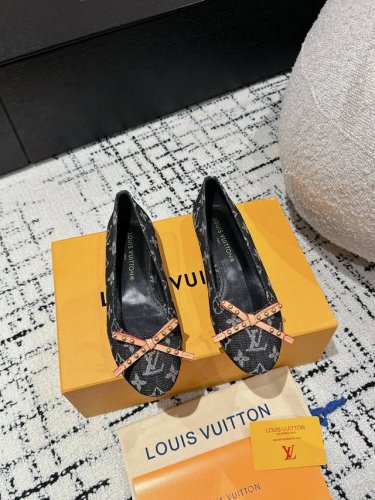 拖鞋 顶级版本 单鞋 顶级版本 Lv 驴家 24 丹宁牛仔小猫跟太好看了 很少做lv家的单品 但是这双小猫跟我真的是没法拒绝啊！原版购入 用心开发 鞋跟都是开模