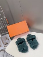 男装10 爱马仕皮毛一体卷糕毛二舅拖 今年面料均选用a+皮毛一体卷糕毛 毛茸茸的 敲可爱的，踩云脚感，光脚或者搭配个袜子穿，都时髦的不行哦 鞋底是原版开模tpu