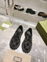 Gucci 古奇春季 男女 同款系带鞋！ 这双休闲系带鞋采用 古奇奥guccio Gucci 字母组合图案的超大版型。凸纹鞋底和撞色饰边增添现代元素，将品牌传统