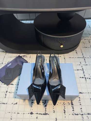 prada 25S春夏新品水钻蝴蝶结高跟后空凉鞋 美到犯规 集性感与可爱于一体 不得不说他家太会拿捏精致感了 蝴蝶结搭上水钻Bingbing质感美晕～ 尖头也是