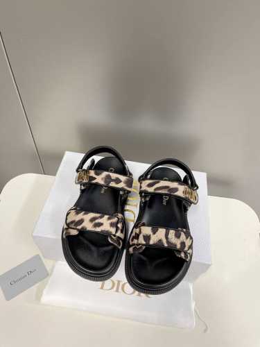 dior春夏最新款魔术贴凉鞋、经典的版型设计上迪奥logo五金点缀、超好看超百搭、上脚非常柔软鞋面进口牛皮，内里羊皮里、正品开模tpu大底 码数：35-40