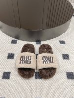 Miumi* 缪缪秋冬新款厚底毛毛拖 每逢秋冬来临 毛拖是必不可少的单品 不仅足够保暖 还能拥有舒适的触感无论搭配什么都有种漫不经心的时髦纯羊毛 有用手拨开是厚