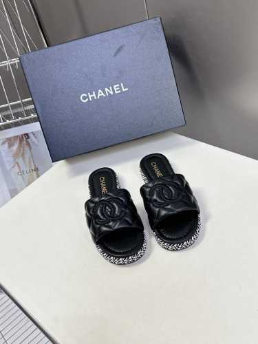 Chanel香奈儿春夏最新款菱格双C拖鞋 完全原版一比一复刻打造 版型超级正 最新时尚的设计 火遍全网的拖鞋，上脚又酷又时髦 独特设计最为抢眼吸晴 上脚还很好的