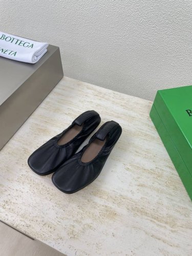 豆豆 卷蛋鞋 Bv平底松紧鞋 好穿就算了还那么显瘦！ 舒适通勤 有格调 黑色小羊皮 全新 包子鞋设计 而且怎么搭都好时髦。 黑色 还hin适合今年大热的美拉德穿