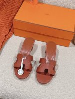 Hermes 爱马仕h拖鞋oasis 凉鞋系列 时尚又百搭 超级舒服 每个细节都做到极致 原版swift小牛皮 原版1:1独家私模鞋面 原版真皮大底 跟高：5C
