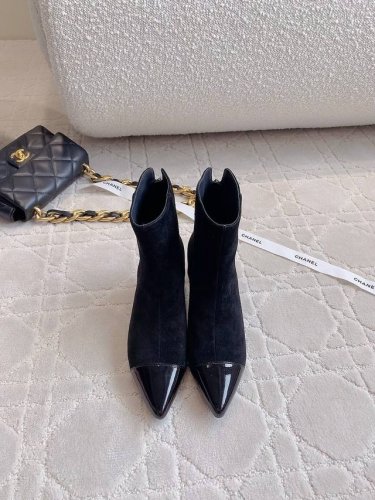 出厂价 Chane*新款粗跟短靴 每个女孩的心里都住着一个香奈儿 高雅精致简约为理念设计的拼色短靴 透露高端气息 上脚超级显瘦显腿长 高度也恰到好处 优雅又时髦