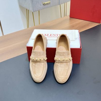 顶级版本 爆款valentino 华伦天奴经典简约的铆钉乐福鞋 单鞋 铆钉乐福鞋，时髦学院风标配川复古风潮 复古学院风在街头也急速升温， 而作为学院风代表单品之