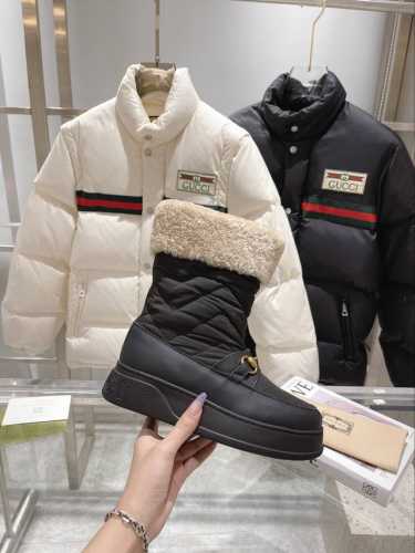 Gucci巴黎时装周中国长期有货年美丽奴羊皮毛一体雪地靴，提花面料logo头层牛皮澳洲进口羊毛内里， Gucci 这款雪地靴结合了品牌两大标志性元素 金色马衔扣