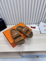 情侣款 时尚爆款来袭！爱马仕羊毛拖鞋，高版本品质卓越。 鞋面采用进口羊京面料，柔软细腻，质感非凡。 澳洲羊毛垫脚，亲肤舒适，给您的双脚带来温暖呵护。 原版tpu