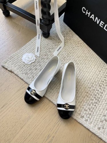 Chanel 24B粗跟玛丽珍单鞋！ 小香家今年最好看的玛丽珍！ 必眼冲~ 圆尖头设计完全不挑脚型 面料混种漆皮 羊猄面 内里垫脚羊皮 真皮大底 码数：35-4
