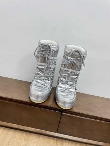 布面高靴 顶级版本moon Boot Vs秋冬最新款复古雪地靴 时髦人都在穿moon Boot雪地靴如果你难以接受ugg的复兴那现在有一款更另类的雪地靴又杀回来