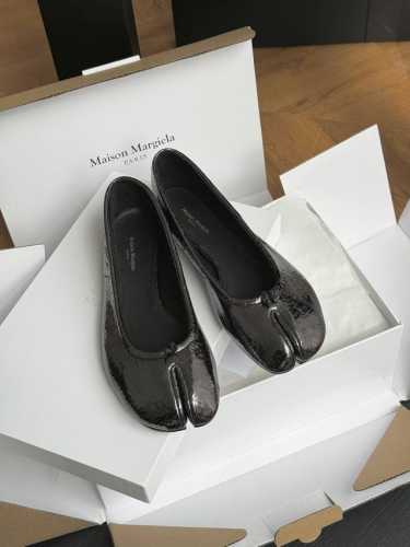 代购级版本 莞产 Maison Margiela 经典色+25秋冬新配色Margiela 经典分趾头系列！材质和工艺均媲美zp小羊皮的材质 鞋头秀气贴合脚的包裹