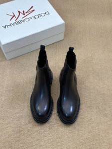 d&G 牛皮莫卡辛鞋男款乐福鞋 点缀dg五金logo，采用进口小牛皮制成，复古与亮泽质感相得益彰，释放迷人色调勾勒自信姿态。 进口小牛皮+牛皮内里+意大利耐磨绒