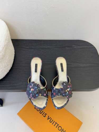 拖鞋 驴家新品 New Arrival～Lv春夏单宁猫跟拖鞋.单宁色搭配的棕色皮质，也太出彩了！ 刚刚好的小猫跟，性感舒适，拉满了夏日美鞋能给的满分情绪价值.凉