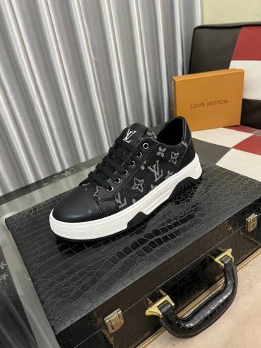 出厂价： Lv 新款运动休闲鞋专柜品质，优质做工，鞋面采用进口牛皮配布，透气网布内里，原板柔软橡胶大底，休闲时尚，高端品质，独家新款，码数：38-44，2色可选