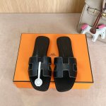 经典黑色全包中底 』出厂价P Hermes 爱马仕H拖鞋Oran凉鞋系列 时尚又百搭 超级舒服 每个细节都做到极致 原版丝绒面料 原版1:1独家私模鞋面 原版真