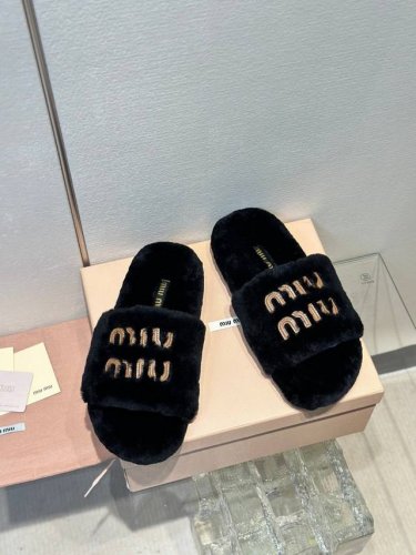Miu Miu 24Ss新款刺绣羊毛拖鞋 欧洲进口a级羊毛 与原版一致满鞋全部采用纯羊毛 鞋面和垫脚logo采用混种羊皮 大底与原版一样的tpu材质底片耐磨防滑