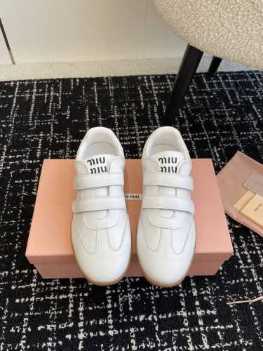 代购级 Miumiu 24Ss 秋冬新款 魔术贴 情侣 德训鞋 复古休闲鞋 最新款德训小白鞋，在找小白鞋还要复古的还要舒适的 还要那种德训鞋的可以看过来了 秋冬