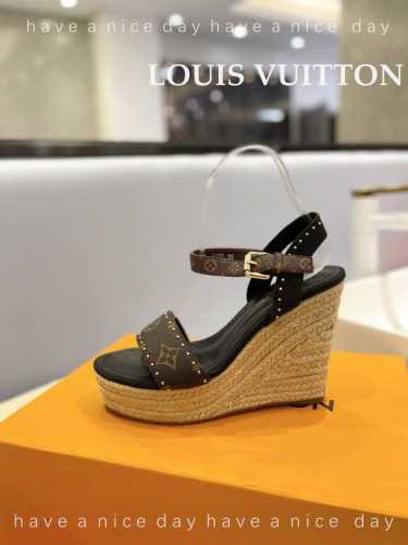Louis Vuitton 最新走秀款厚底凉鞋 香港原版购入一比一开模 今年的款式比去年增加了老花原素 显得更为大牌 老花元素面款 内里垫脚全羊皮 水台原版麻绳
