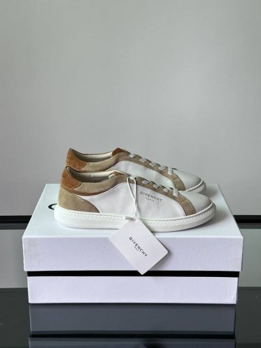 givenchy 纪梵希 新款系带logo City运动鞋，简约时尚小白鞋，小牛皮拼接翻绒面皮革鞋面，鞋舌集后跟饰品牌标识，经典运动休闲版型设计，拼接设计灵动感