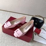 代购版 Roger Vivier Rv 24Ss 新款 烤漆方扣单鞋 始创于1965年，Roger Vivier是品牌代表作，以其特别的饰扣和Skyscrape