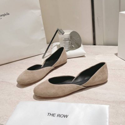The Row 低帮平底复古穆勒单鞋 好温柔的设计 给人的感觉就是很柔软舒服 第一眼看到这个鞋子就有种软绵绵的感觉，简单而带点复古气息随意搭配都好看！这个品牌一
