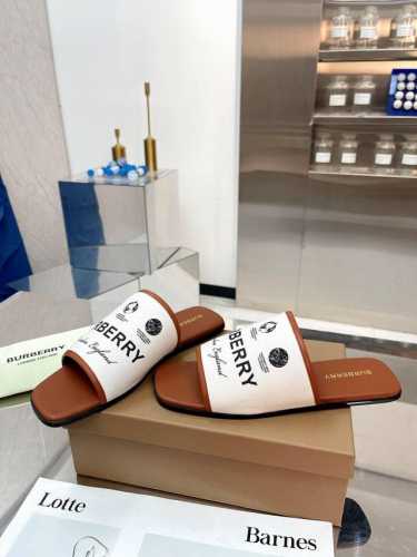 新品上架Burberry 巴宝莉平底拖鞋渠道货 硫化一脚蹬巴宝莉拖鞋必须专柜一致！鞋面采用巴宝莉牛皮，羊皮内里及垫脚，原版开模扣子，极致柔软的皮革材质与双足曲线
