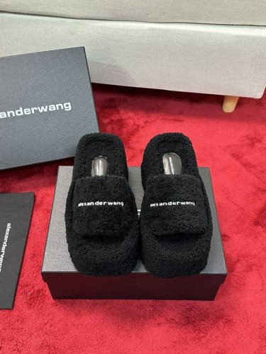 厂价 Alexanderwang｜亚历山大王22Ss秋冬新品 厚底松糕字母毛毛拖鞋 秋天拥有一双好看又时髦的羊毛拖鞋 真的蛮重要出门简单方便随脚一蹬 还能各种搭