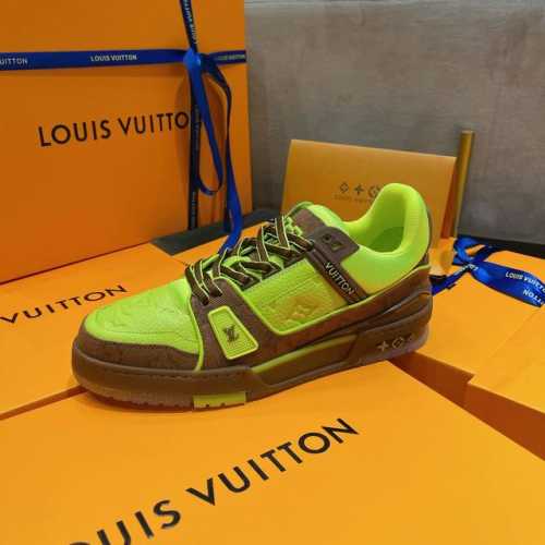 顶级版本 情侣款上线Virgil Abloh 向篮球鞋设计汲取灵感，推出标志性 LV Trainer 运动鞋，经典的花纹富含着整体的特性，此次取材压印细腻 Mo