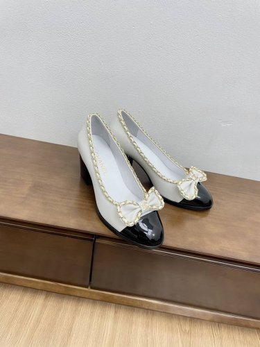 代购级chanel 24C新品圆头环带拼色链条蝴蝶结玛丽珍单鞋 这一季系列真的超美 大爆款香奶奶家一贯的优雅名媛气质 高级感十足！上脚非常nice～ 不管光脚穿