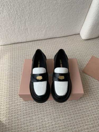 Miumiu 2024秋冬缪家新款钱币乐福鞋！缪缪这一季这太美了吧！无敌搭配怎么穿都超级好看 钱币的设计很复古很时尚！ 鞋面采用原版进口牛漆皮！内里垫脚丝绸羊皮