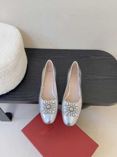 Valentino 华伦天奴25Ss早春 新品水钻扣玛丽珍单鞋 高辨识度的个人风格靠拢 奢华满水钻设计 Bingbing的太美了！ 方跟设计舒适度超好搭配 精致