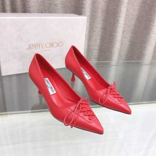 Jimmychoo 秋季米兰发布！ 视角回溯品牌初创时期充满矛盾张力的风格: Scarlett高跟鞋延续滴跟设计，如塑身衣般的系带打造迷人纤细足尖； Diamo
