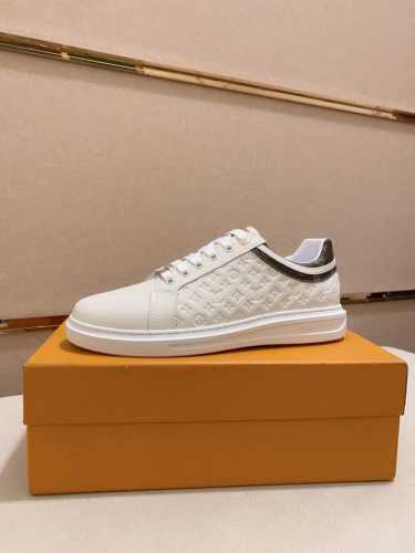 工厂价: Lv 路易威登 最新潮鞋休闲鞋实体店爆款38-44码 新品春夏季舒适进口定制原版牛皮，独特提花面料元素设计 搭配羊皮内里，Lv原版底，高端包装高品质细