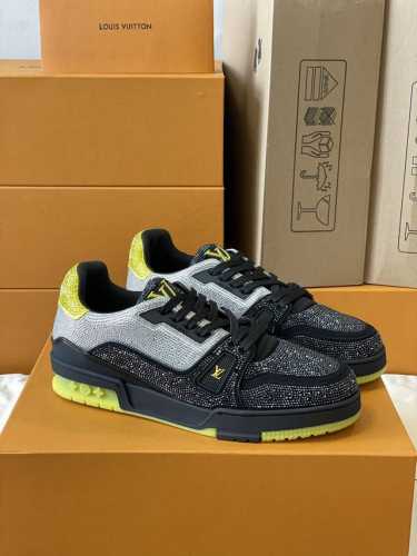 顶级版本 情侣款本款 LV Trainer 运动鞋闪烁水晶的炫目光芒，向设计师Virgil Abloh 春夏系列推出的原版设计致敬。繁复鞋面和橡胶外底宣示经典笔